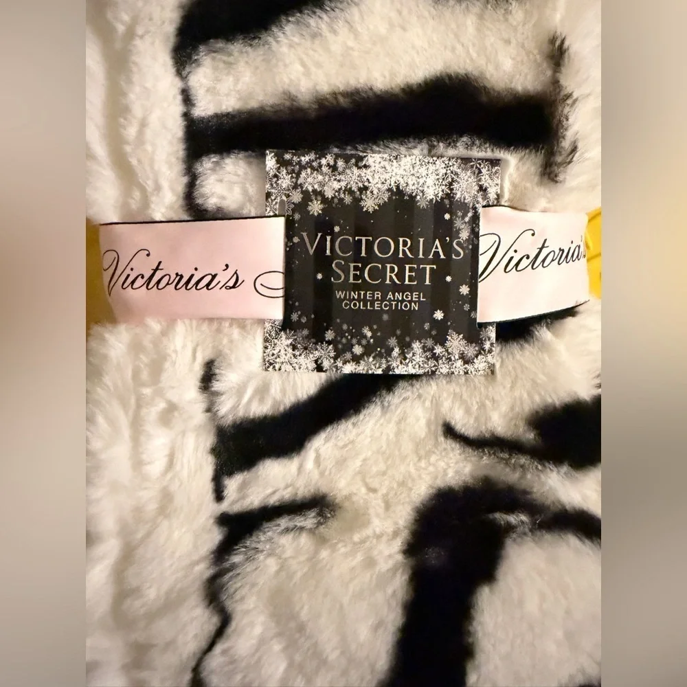 Victoria's Secret Faux Fur Scarf White Black Logo 70’L‎ 7’W Winter Cozy Mobwife